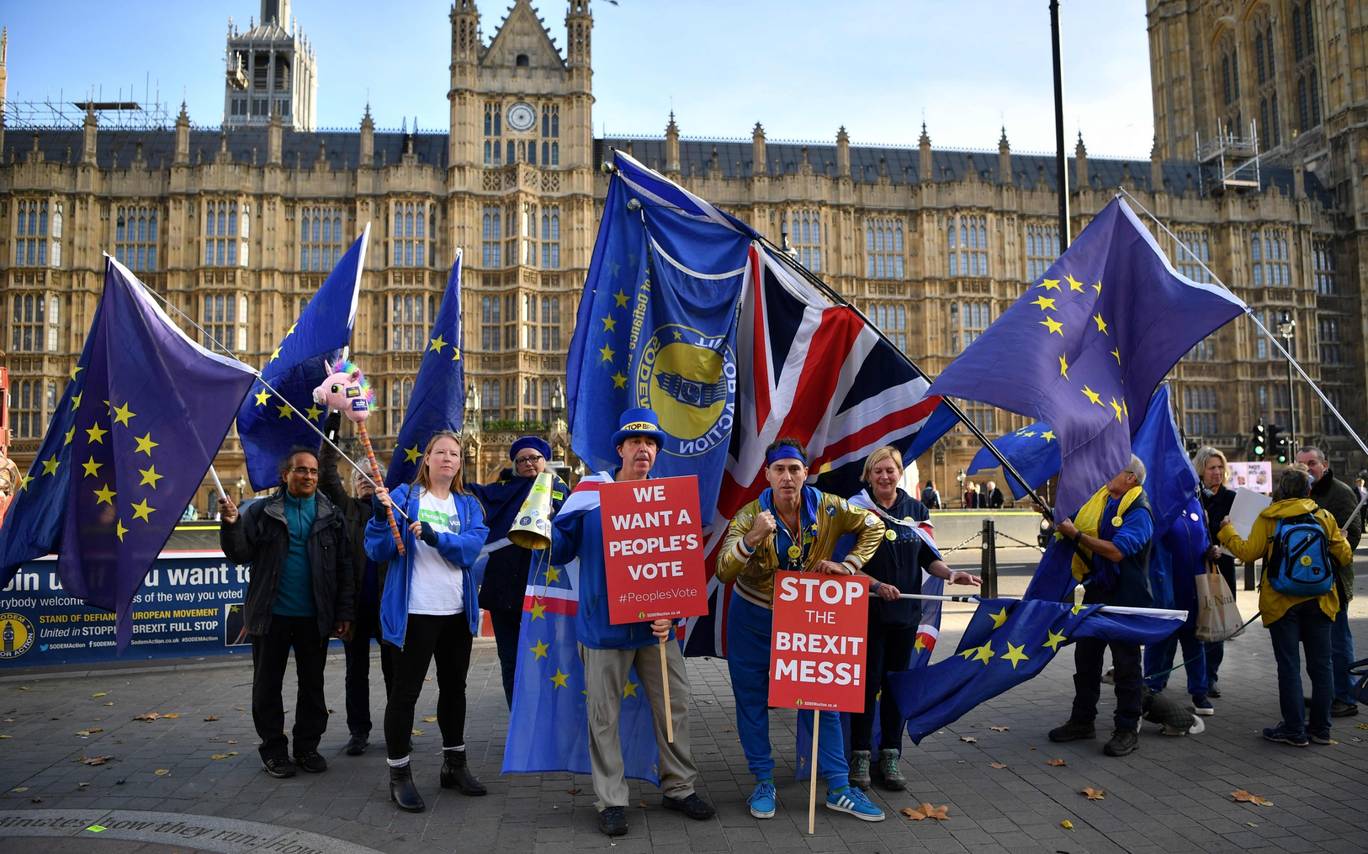 Các nhóm chống Brexit đã phản đối dự thảo thỏa thuận Brexit của Thủ tướng Theresa May bên ngoài Tòa nhà Quốc hội vào tháng 11/2018