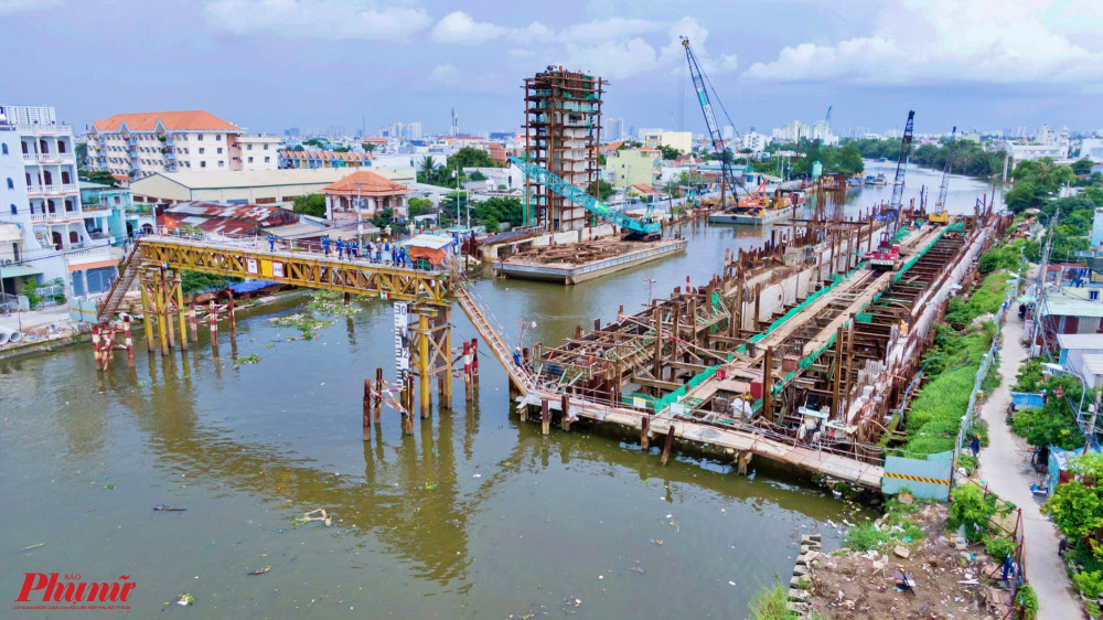 Cống này thuộc địa phận quận 8, ngăn triều từ 2 con sông Vàm Cỏ Đông và sông Cần Giuộc 